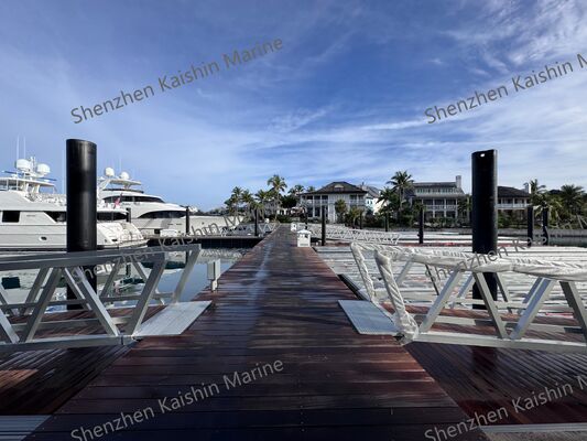 ทางเดินอัลลูมิเนียมทางทะเลที่มีสายจับความสูง 1.1m และ WPC Decking สําหรับการเข้าถึงเรือพอนโตนที่ลอย